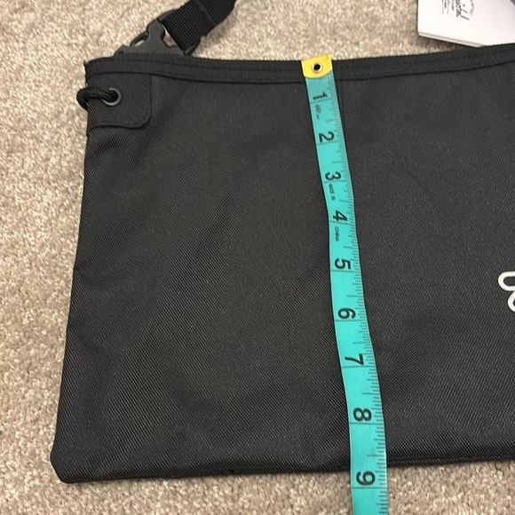 Hershel Nylon envelope style adjustable unisex shoulder crossbody bag new - Picture 8 of 17